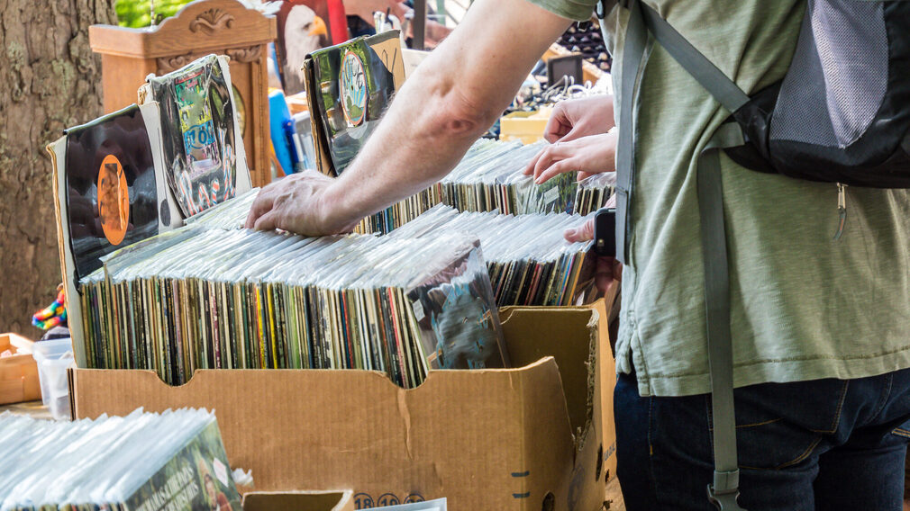 Schallplattensammlung auf dem Flohmarkt