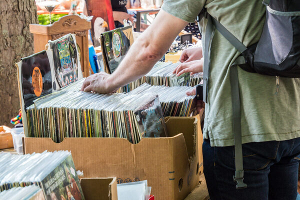 Schallplattensammlung auf dem Flohmarkt