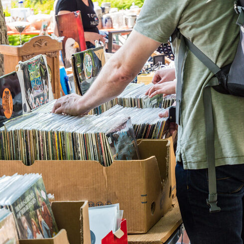Schallplattensammlung auf dem Flohmarkt