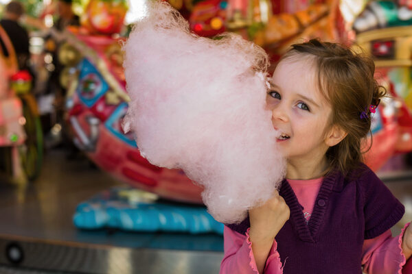 Kind mit Zuckerwatte