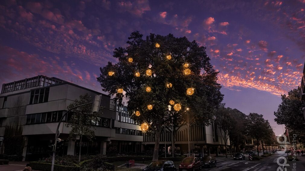 Baum mit leuchtenden Kugeln