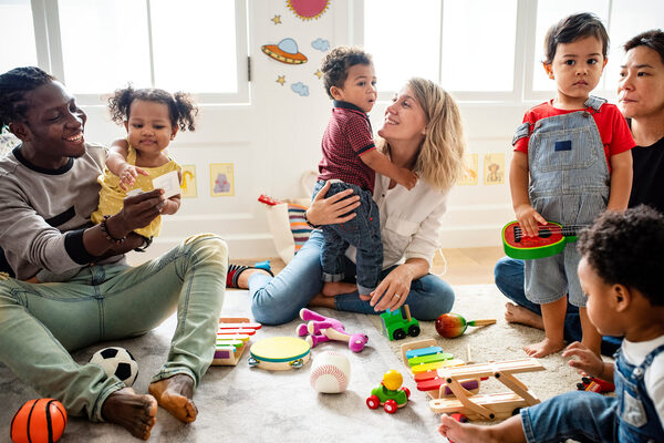 Das Foto zeigt eine Gruppe von Eltern und Kindern