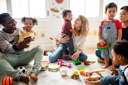 Spielgruppe mit Eltern und Kindern